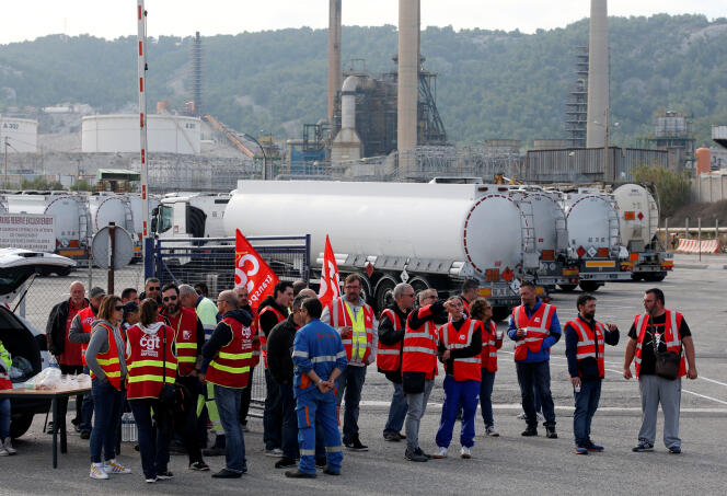 Des routiers manifestent contre la réforme du code du travail, bloquant une raffinerie Total près de Fos-sur-Mer, le 25 septembre.