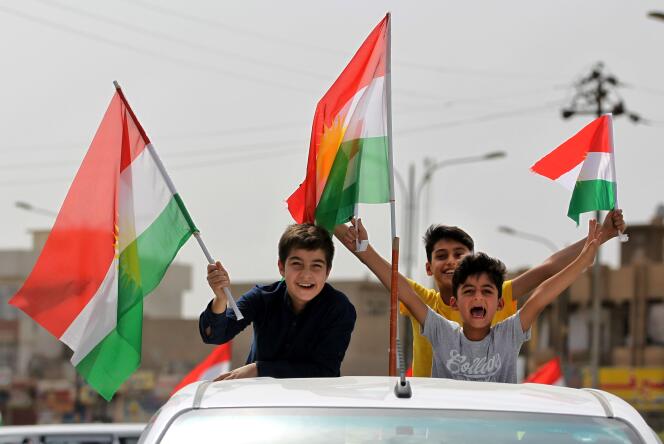 Des enfants kurdes irakiens brandissent le drapeau kurde dans la ville de Kirkouk, le 25 septembre.