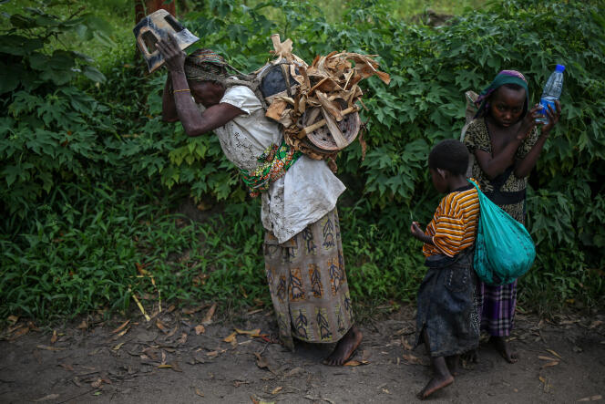 Habimana, 45 ans, se rend avec ses enfants au marché de l’île d’Idjiwi, sur le lac Kivu, (RDC) pour vendre ses poteries.