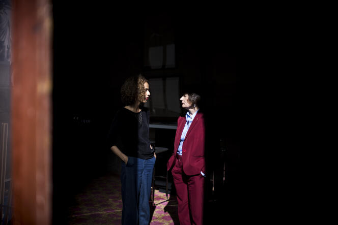 Leïla Slimani et Catherine Millet dans les coulisses avant la conférence « La littérature, une révolte au féminin ? » à l'Opéra Garnier, à Paris, le 24 septembre.