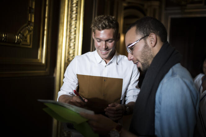 Kevin Mayer signe un autographe à un spectateur après la conférence à l'Opéra Garnier, le 23 septembre.