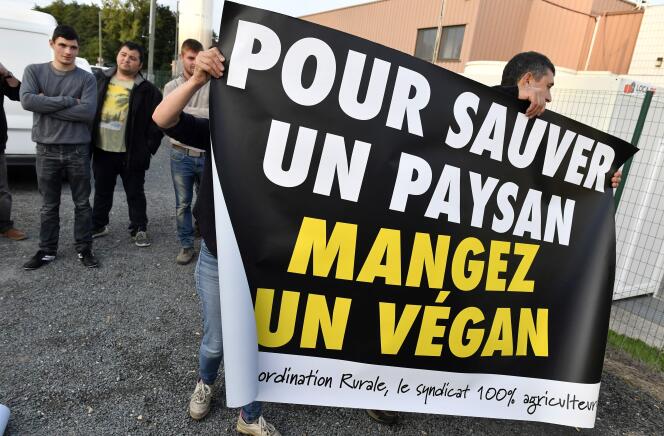 Des éleveurs protestent contre les Nuits debout devant les abattoirs organisées par l’association 269Life libération animale, le 26 septembre, à Bazas (Gironde).