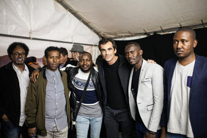 Les Soudan Célestins Music prennent la pose avec Raphaël Enthoven à la demande de leur manager, lors du festival Culture au quai, à Paris, le 23 septembre 2017.