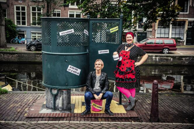 Des « Dolle Minas », « enragées » néerlandaises qui réclament, à Amsterdam, le droit de faire pipi et de disposer enfin d’urinoirs publics.