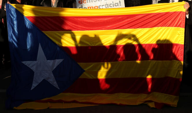 Le drapeau séparatiste catalan, à Barcelone, le 27 septembre.