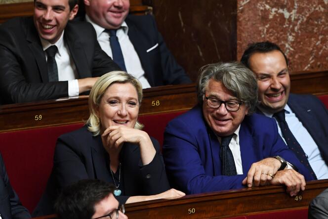 Des membres du Front national dans l’hémicycle de l’Assemblée nationale, dont Marine Le Pen à gauche, le 12 juillet 2017.