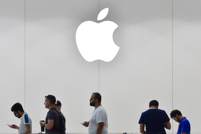 Devant un magasin Apple à Dubaï (Emirats arabes unis), le 23 septembre.