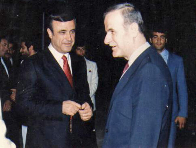 Rifaat Al-Assad (à gauche) et son frère Hafez Al-Assad, dans les années 1980.