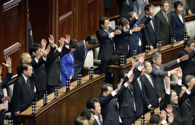 Les députés crient « banzai » au premier ministre qui vient de dissoudre la chambre basse du Parlement.