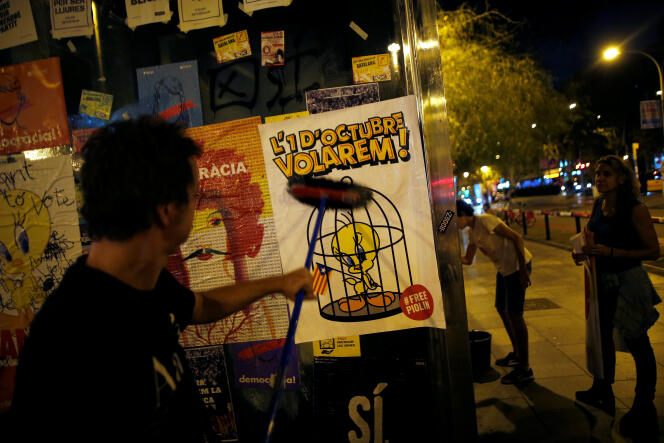 Des partisans de l’indépendance collent des affiches, le 28 septembre à Barcelone.