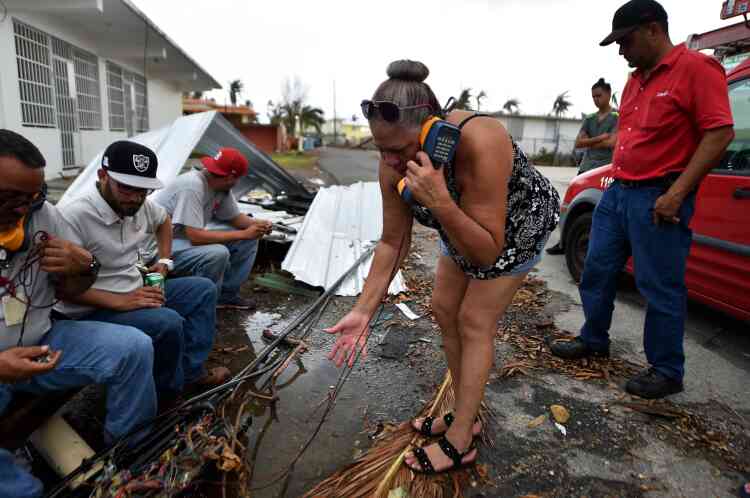 Une femme essaie de rassurer sa famille sur sa situation, alors que des techniciens essayent de réparer les lignes téléphoniques à Punta Santiago, à l’est de l’île.