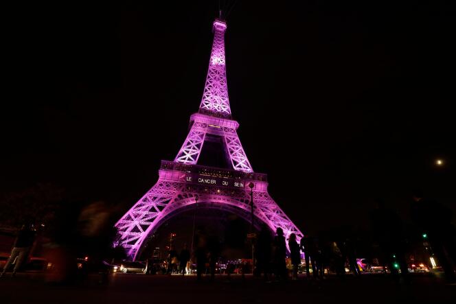 Illumination de la Tour Eiffel, le 27 septembre, pour le lancement de la 24e édition de la campagne « Octobre rose ».
