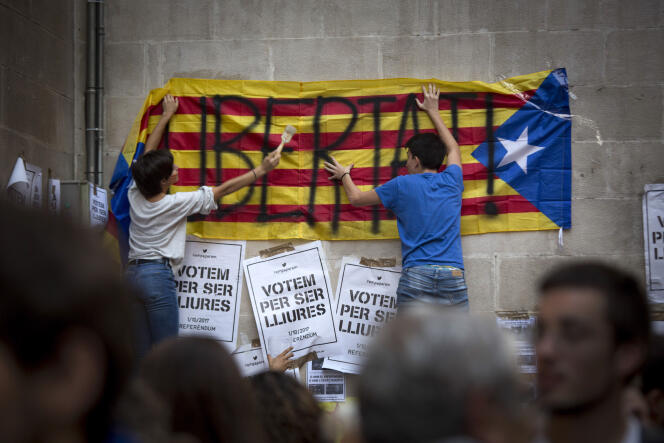 A Lleida, ville d e Catalogne, les independantistes collent collectivement des affiches pourtant interdites en faveur du referendum. Ici sur  les murs de la mairie dont le maire PSOE Angel ROS refuse d'organiser le refrendum du I octobre.
