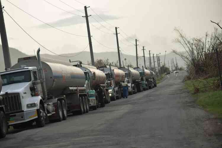Des camionneurs attendent de remplir leurs citernes de carburant à Yabucoa, à l’est de l’île, avant d’aller le distribuer aux stations-service du pays.