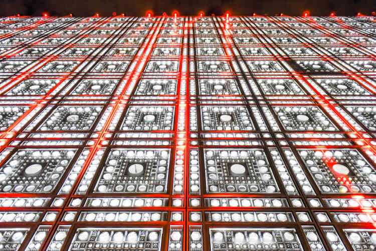 Jeux de lumière géométriques sur la façade de l’IMA.