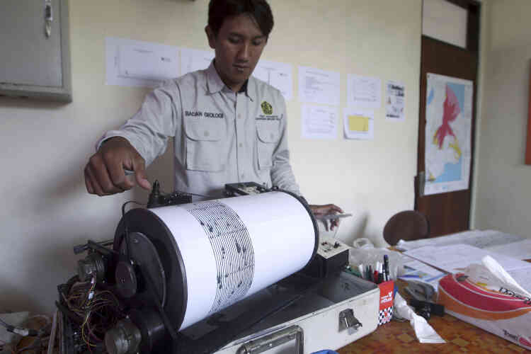 Un agent du gouvernement surveille les ondes sismiques à la station de surveillance du mont Agung. « Pour le moment, la probabilité d’une éruption est plus élevée que l’inverse », a déclaré le directeur de l’observatoire.