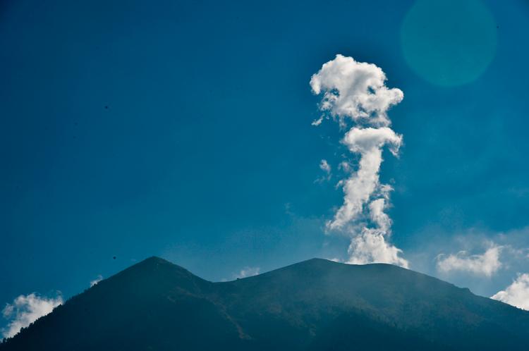 De la fumée s’echappe du volcan. « Ce matin (le 29 septembre), la vapeur sortait du cratère comme de la fumée d’une cheminée d’usine », a déclaré Gede Suadikan, un volcanologue, rendant la possibilité d’une éruption « plus réelle », a-t-il ajouté.