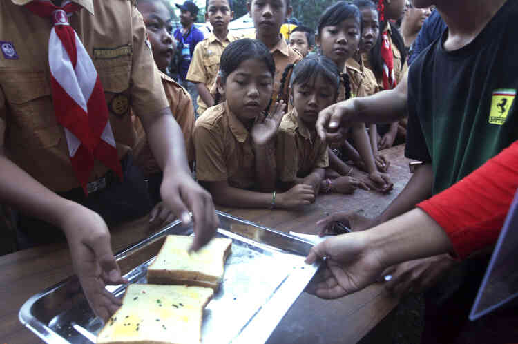 Des écoliers attendent le repas dans un camp de personnes deplacées à Karangasem. Les autorités ont ordonné l’évacuation des villageois vivant dans un rayon de 12 kilomètres à partir du cratère.
