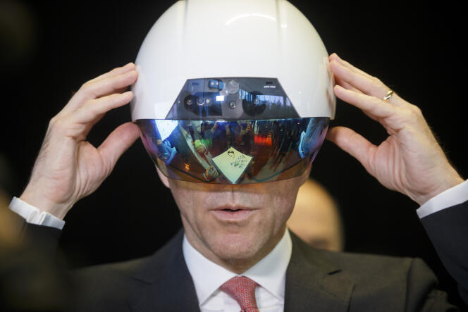 Le ministre canadien des finances, Bill Morneau, essaie un casque de réalité virtuelle à Toronto (Ontario), le 30 mars 2017.