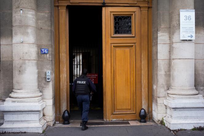 Devant l’ancien siège de la police judiciaire au 36, quai des Orfèvres, à Paris, le 30 juin.