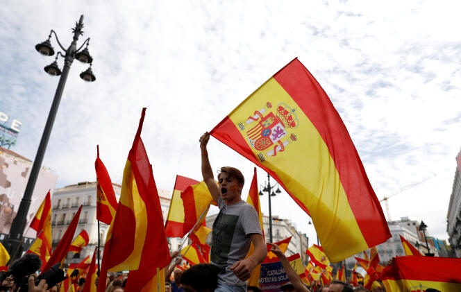 Des manifestants, qui dénoncent le référendum sur l’indépendance en Catalogne, brandissent des drapeaux espagnols, à Madrid, le 1er octobre 2017.