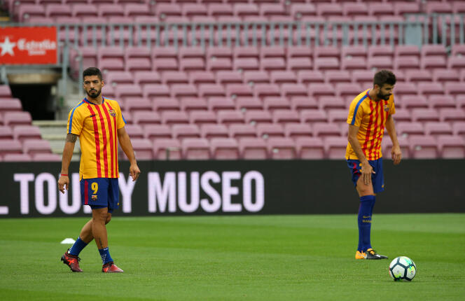 Avant le match, les joueurs du FC Barcelone, ici Luis Suarez et Gerard Pique, ont arboré le maillot du club aux couleurs de la Catalogne.