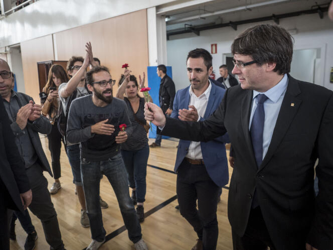 Le chef du gouvernement catalan, Carles Puigdemont, en visite dans le bureau de vote de Sant Julia de Ramis, où il était censé voter quelques heures plus tôt.