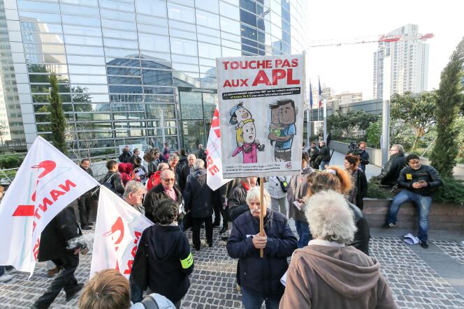 Manifestation contre la baisse de cinq euros par mois de l’Aide personnalisée au logement, à La Défense, le 21 septembre.
