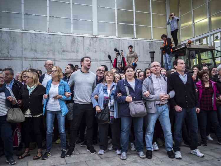 Les partisans du référendum forment une chaîne humaine pour empêcher l’entrée de la Guardia civil dans un gymnase qui sert de bureau de vote