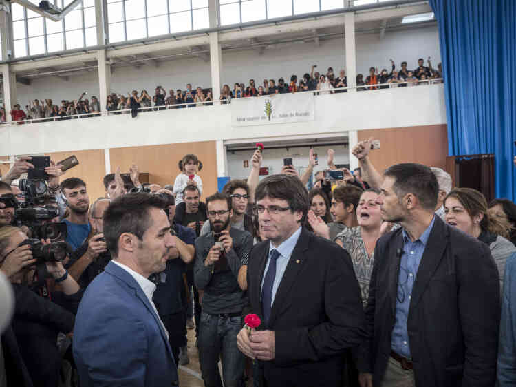 Carles Puigdemont s’est rendu dans le bureau de vote après la fermeture de celui-ci par la guardia civil. Le président catalan a finalement voté à quelques kilomètres de là, dans un autre bureau de vote.