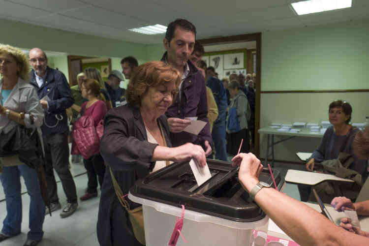 Le système informatique utilisé pour réguler le scrutin est saboté à plusieurs reprises au cours de la journée de vote. L’attente pour voter est très longue et il faut compter plusieurs heures.