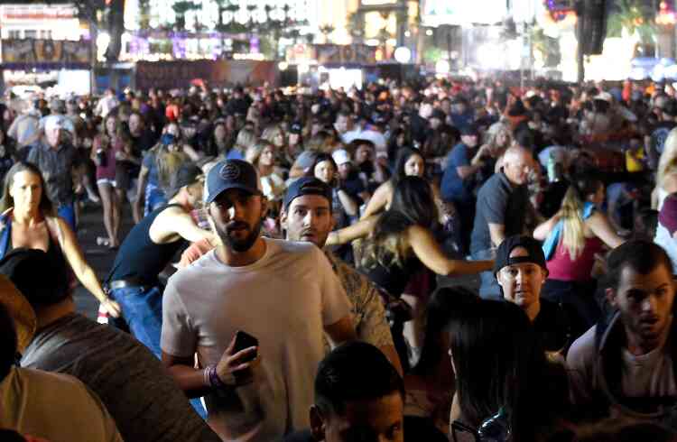 La fusillade a provoqué l’affolement des spectateurs et un vaste mouvement de foule dans la ville.
