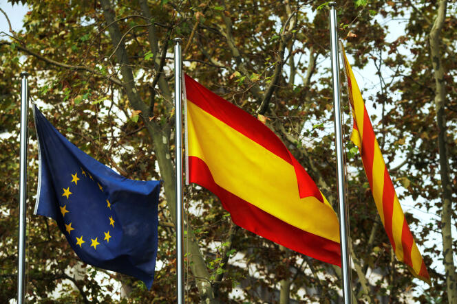 « Les arguments de ceux qui plaident pour l’indépendance de leur région mais en même temps pour plus d’intégration européenne sont incohérents » (Photo: drapeaux de l’Union européenne, de l’Espagne et de la Catalogne, à Barcelone, le 2 octobre, lendemain du référendum).