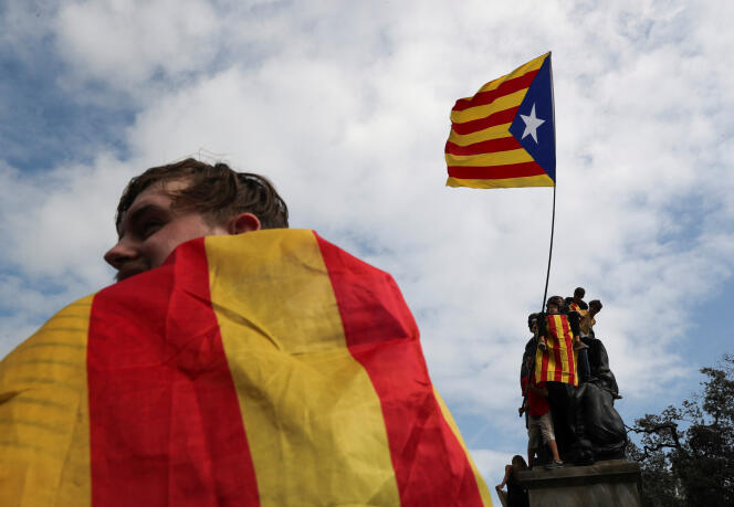 Manifestation, lundi 2 octobre, à Barcelone, au lendemain du référendum.