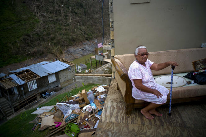 Une habitante de San Lorenzo (Porto Rico) dans les décombres de sa maison, le 30 septembre 2017.