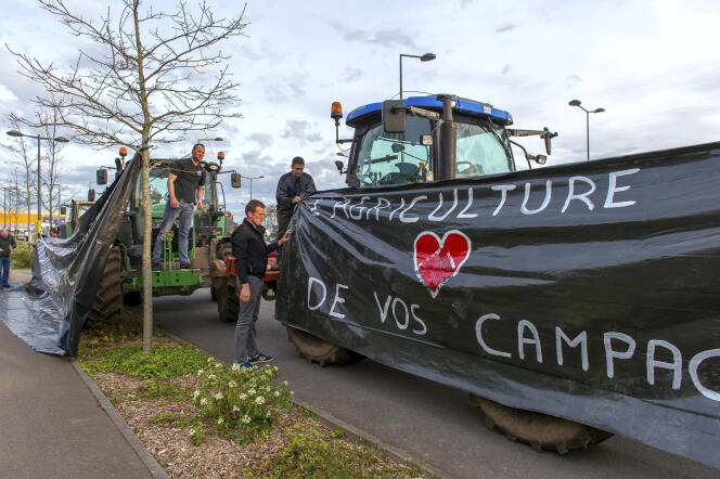 Manifestation d'agriculteurs, à Brest, le 30 mars.