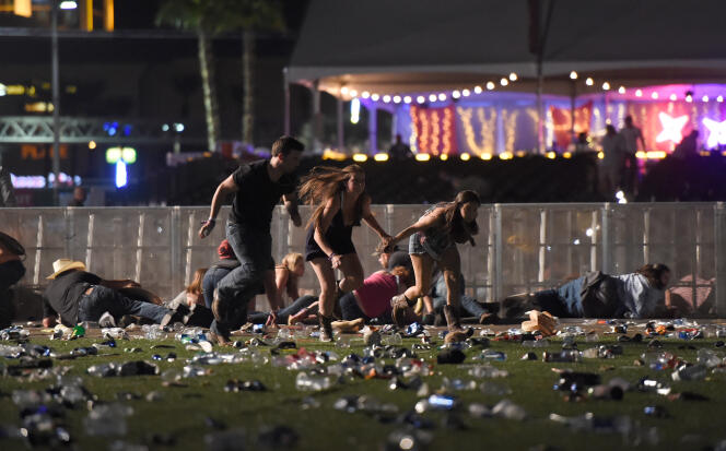 Des spectateurs fuient la pelouse où avait lieu le festival de musique country, entendant des coups de feu, à Las Vegas (Nevada), le 1er octobre.