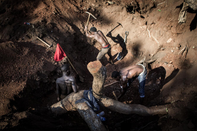 Des travailleurs illégaux dans une mine d’or et de rubis, près de Montepuez au Mozambique, le 15 février.