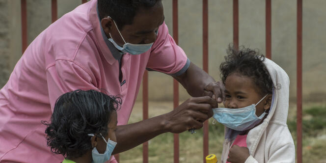 Des enfants portent des masques pour se protéger de la peste à Antananarivo, capitale malgache, le 3 octobre.