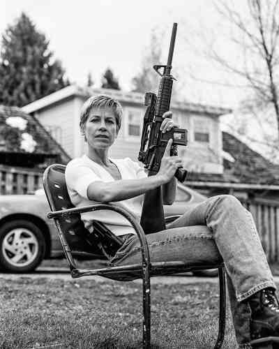 Photographiée à Boulder, dans le Colorado, en 1999, Lisa Boshard assumait totalement la possession d’un AR-15, un fusil d’assaut semi-automatique et d’un revolver, pour sa défense et à des buts récréatifs.