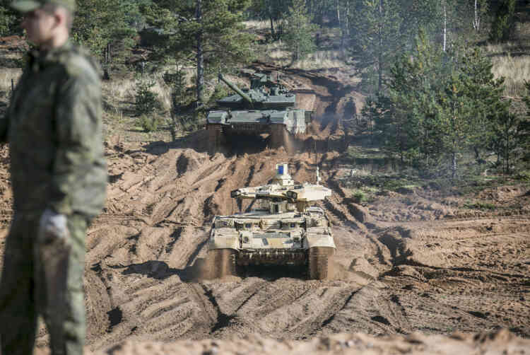 Des chars russes à Luzhsky, près de Saint-Pétersbourg, en Russie, le 18 septembre. L’annexion de la Crimée par la Russie et le conflit dans l’est de l’Ukraine ont fait monter la tension entre l’OTAN et Moscou au plus haut niveau depuis la fin de la guerre froide (photo fournie par le ministère de la défense russe).