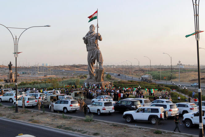 Une statue rend hommage aux combattants peshmergas, à Kirkouk, le 23 septembre.