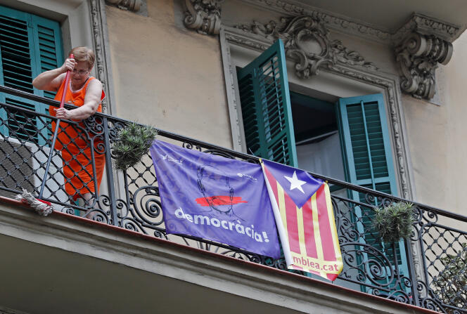Une femme nettoie un balcon trois jours après la tenue du référendum d’autodétermination, le 4 octobre, à Barcelone.
