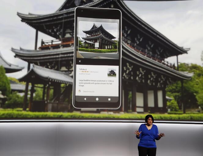Aparna Chennapragada, t la directrice de l’ingénierie de l’assistant virtuel Google dévoile le  Pixel 2, à San Francisco, le 4 octobre.