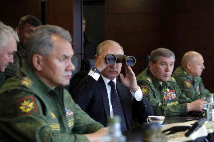 Le président russe, Vladimir Poutine, au centre, le ministre de la défense, Sergueï Choïgou, à gauche, et le chef de l’état-major général des forces armées russes, Valéri Guérassimov, à droite, regardent le déroulement des exercices à Luzhsky, près de Saint-Pétersbourg, en Russie, le 18 septembre.