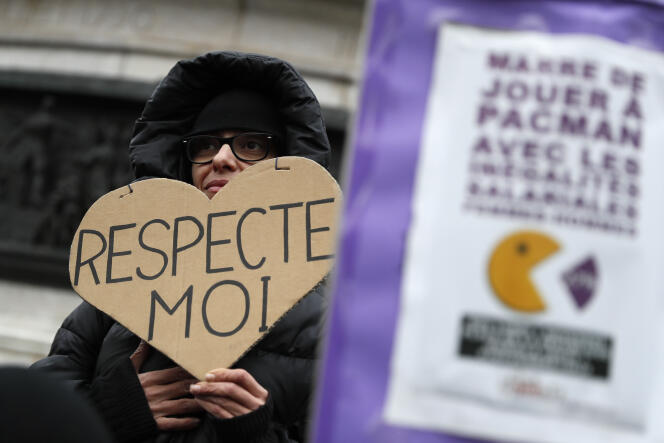 Lors d’une manifestation pour l’égalité des salaires entre hommes et femmes, à Paris, le 7 novembre 2016.