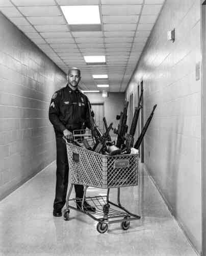 Le sergent Michael Rallins en 1997, avec les armes confisquées aux habitants de Memphis, Tennessee.