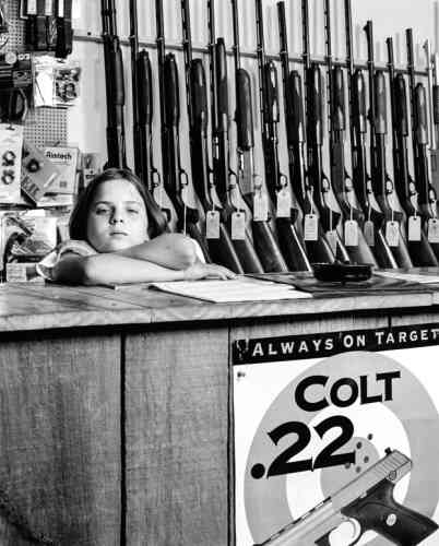 En 1997, Sarah Read, 10 ans, posait dans le magasin d’armes de son père à Millington, Tennessee. Elle avait reçu un revolver pour Noël.
