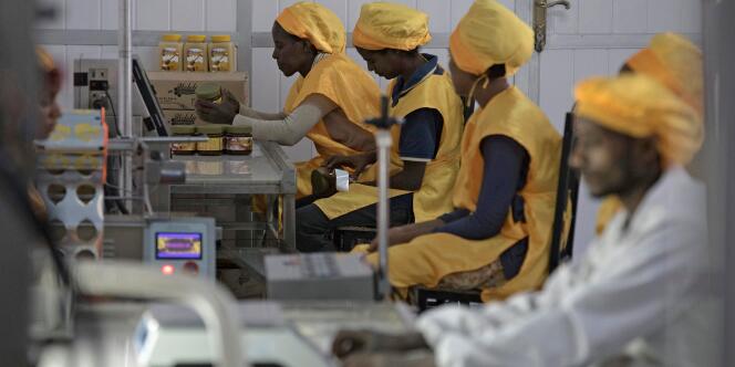Des ouvriers de l’usine Welele emballent des pots de miel, à Mekele, Ethiopie, le 30 mars 2017.