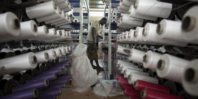 Une usine de sacs en plastique destinés à transporter du coton, à Koutiala, au Mali, en août 2012.